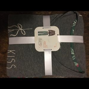 Casual pajamas says “kiss me goodnight”